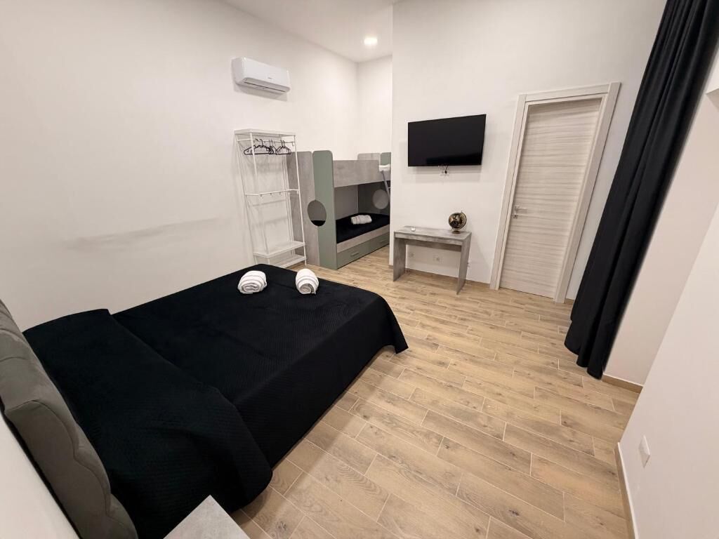 Schreibtisch, Verdunkelungsvorhänge, schallisolierte Zimmer