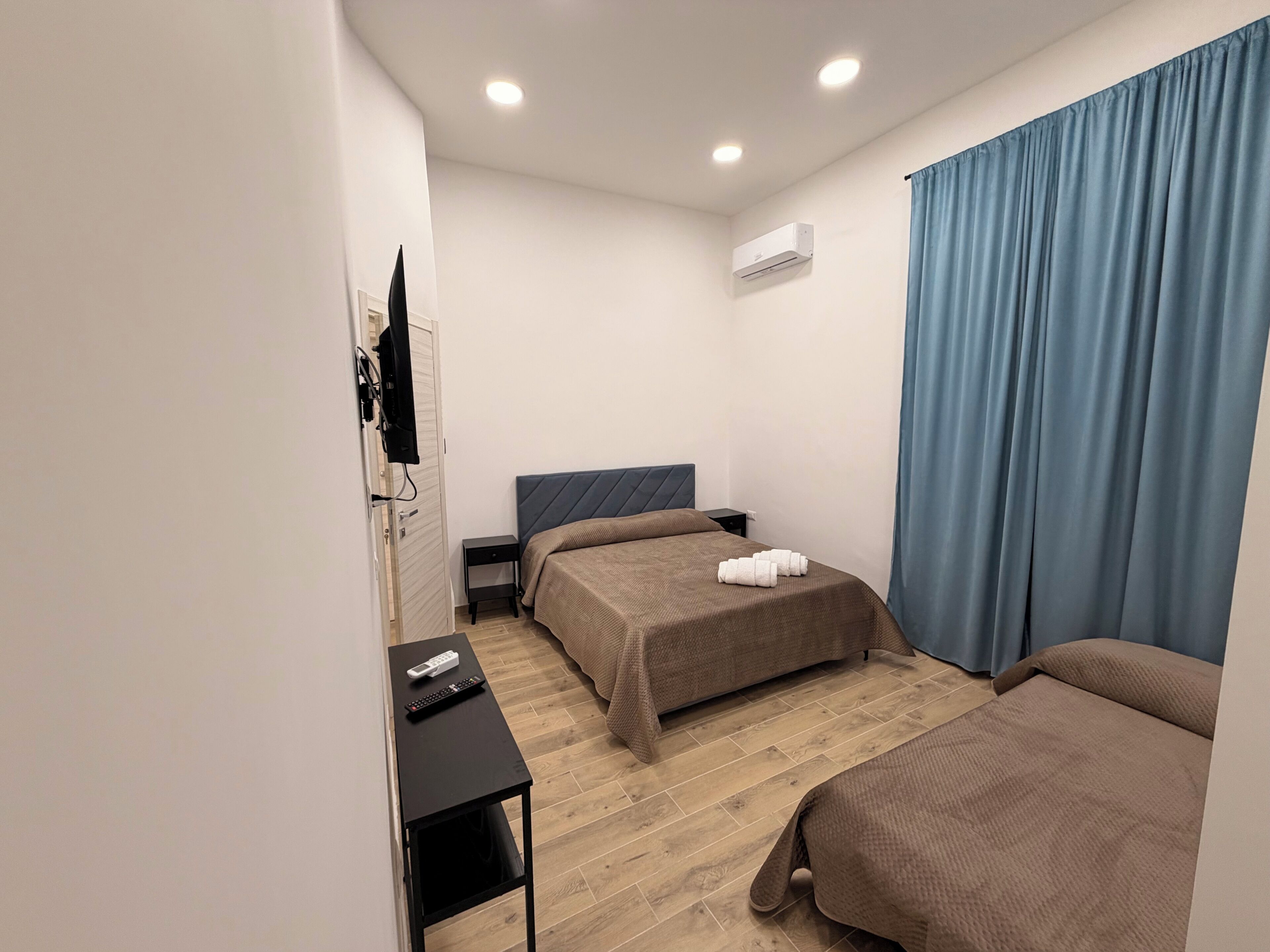 Basic-Dreibettzimmer, Blick auf den Innenhof