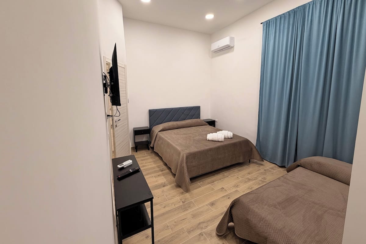 Habitació triple bàsica, vistes al pati | Escriptori, cortines opaques i habitacions insonoritzades 
