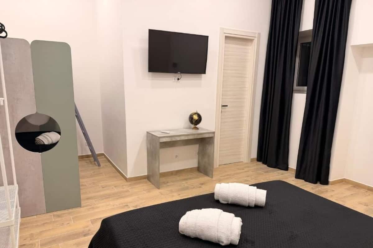 Habitació quàdruple prèmium, vistes al pati | Escriptori, cortines opaques i habitacions insonoritzades 