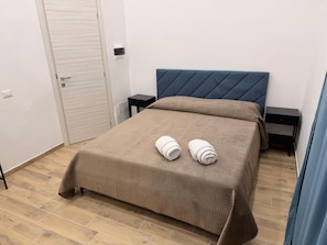 Basic Triple Room, Courtyard View | Desk, blackout curtains, soundproofing, iron/ironing board