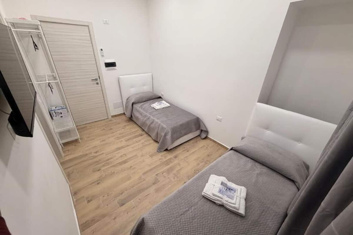 Habitació amb dos llits individuals, vistes al pati | Escriptori, cortines opaques i habitacions insonoritzades 