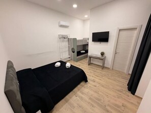 Schreibtisch, Verdunkelungsvorhänge, schallisolierte Zimmer