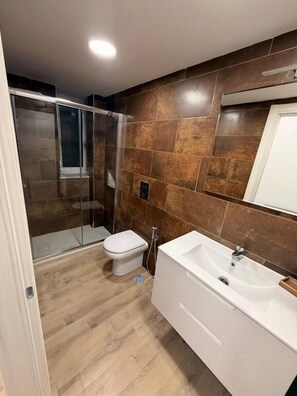 Zweibettzimmer, Blick auf den Innenhof | Badezimmer