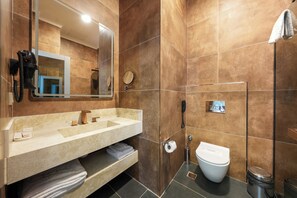 Deluxe-Doppelzimmer | Badezimmer | Dusche, kostenlose Toilettenartikel, Haartrockner, Handtücher