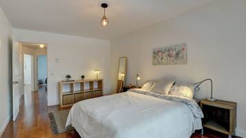 3 bedrooms, iron/ironing board, internet, bed sheets