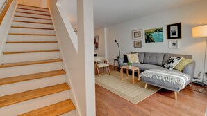 Living area - Spacious 1,250 sq ft 2-Level 3BR Condo + Parking in Petite-Bourgogne, Montreal (Montréal)