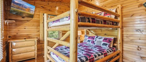 5 bedrooms, iron/ironing board, WiFi (free), bed sheets