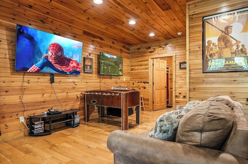 New Listing | 5BR Gatlinburg Cabin w/ Hot Tub + Game Room + Free Tickets