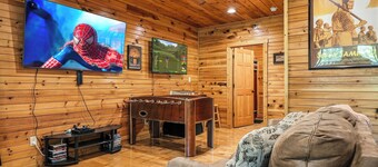 New Listing | 5BR Gatlinburg Cabin w/ Hot Tub + Game Room + Free Tickets