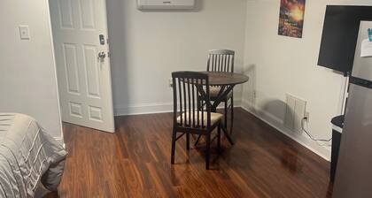 Cozy 1-bedroom barn in marvelous Hampton with AC