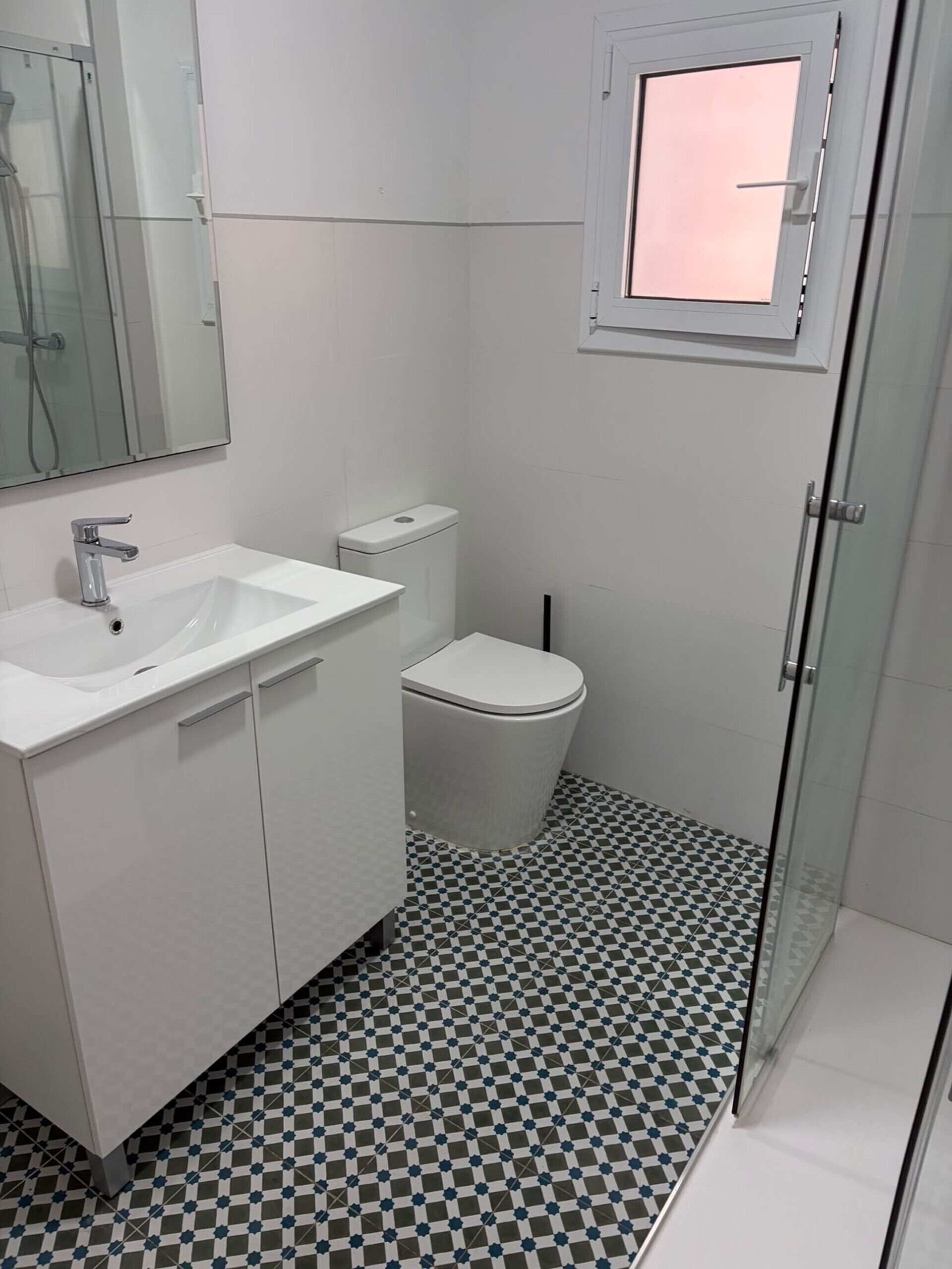 Een douche, een haardroger, handdoeken, zeep
