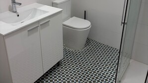 A bathroom with a white sink, toilet, and a glass shower enclosure. - 1BR near Malvarrosa beach Cabanyal R53 (Valencia / València)