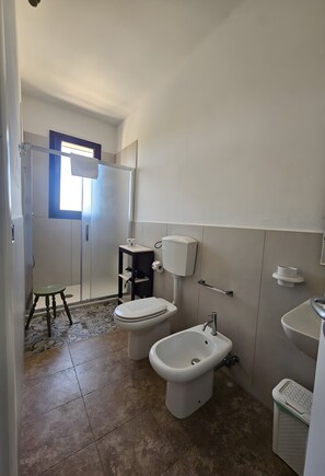 Een douche, een haardroger, handdoeken