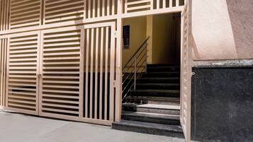 Entrada de un edificio con una escalera que lleva a un nivel superior.