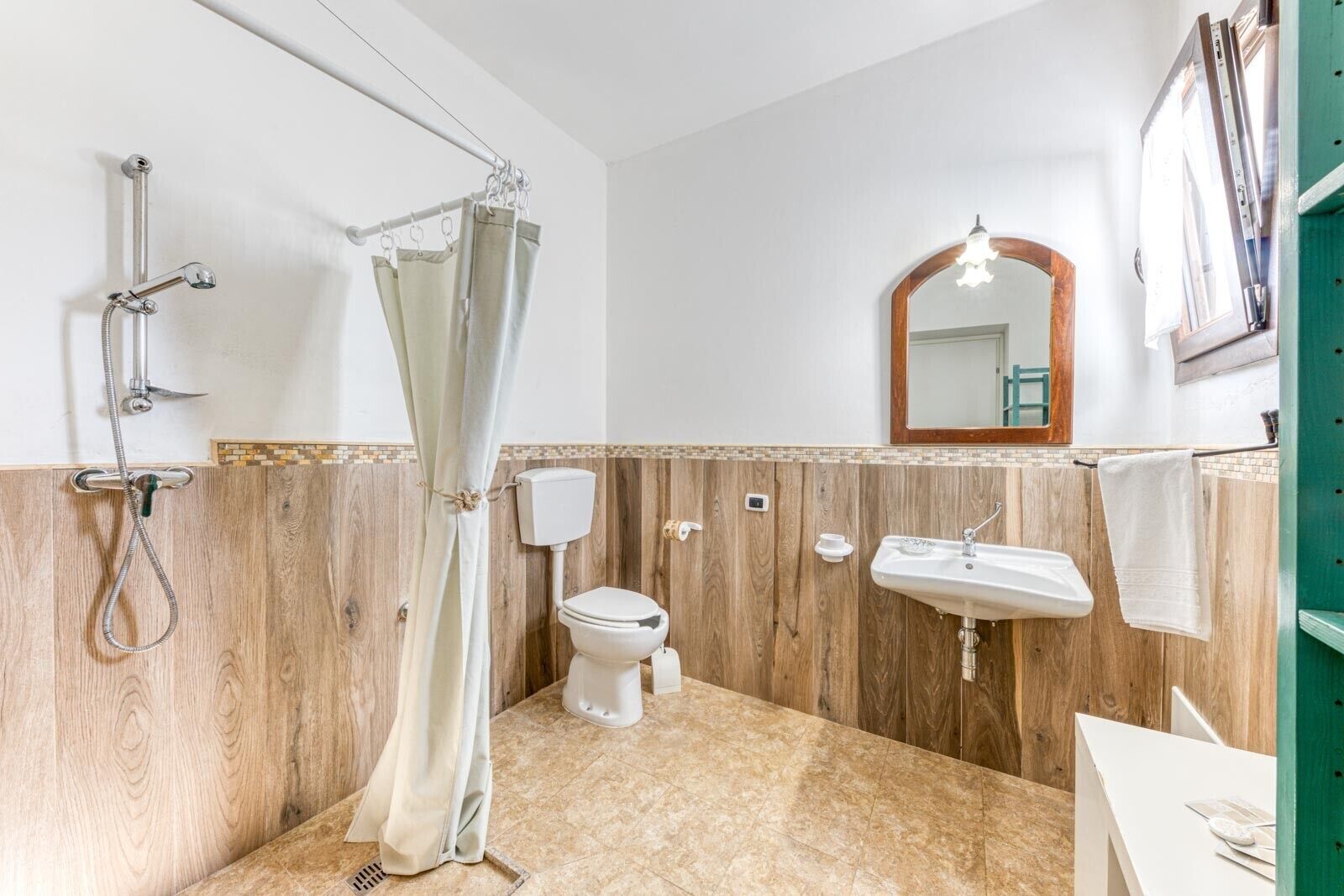 Douche, sèche-cheveux, serviettes fournies