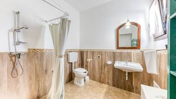 Douche, sèche-cheveux, serviettes fournies