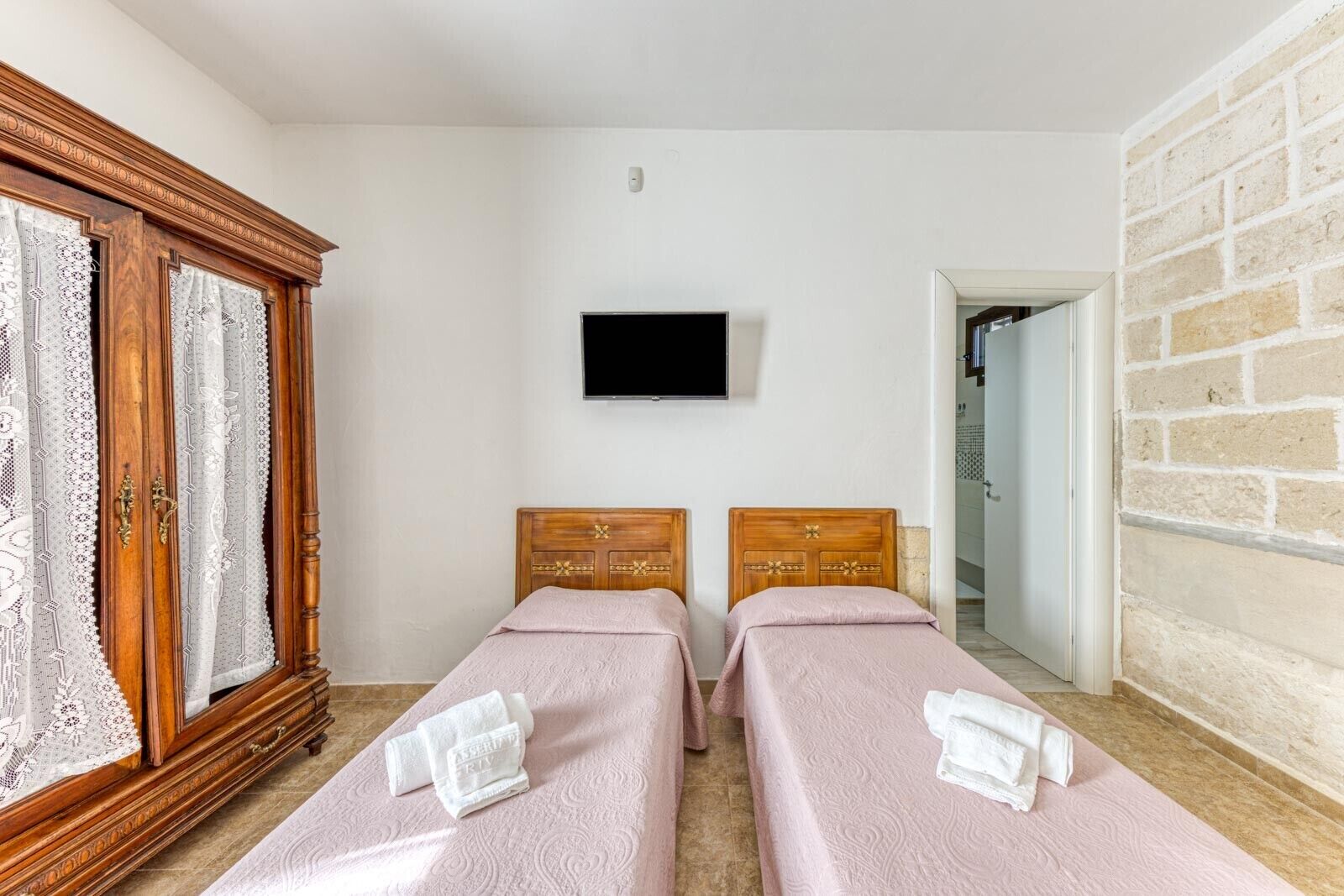 1 camera, Wi-Fi, lenzuola