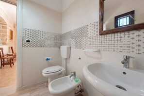 Ein Badezimmer mit Toilette, Bidet und Waschbecken.