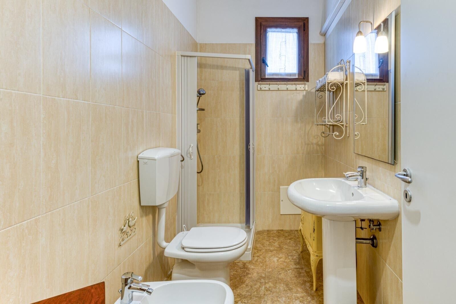 Ducha, secador de pelo y toallas