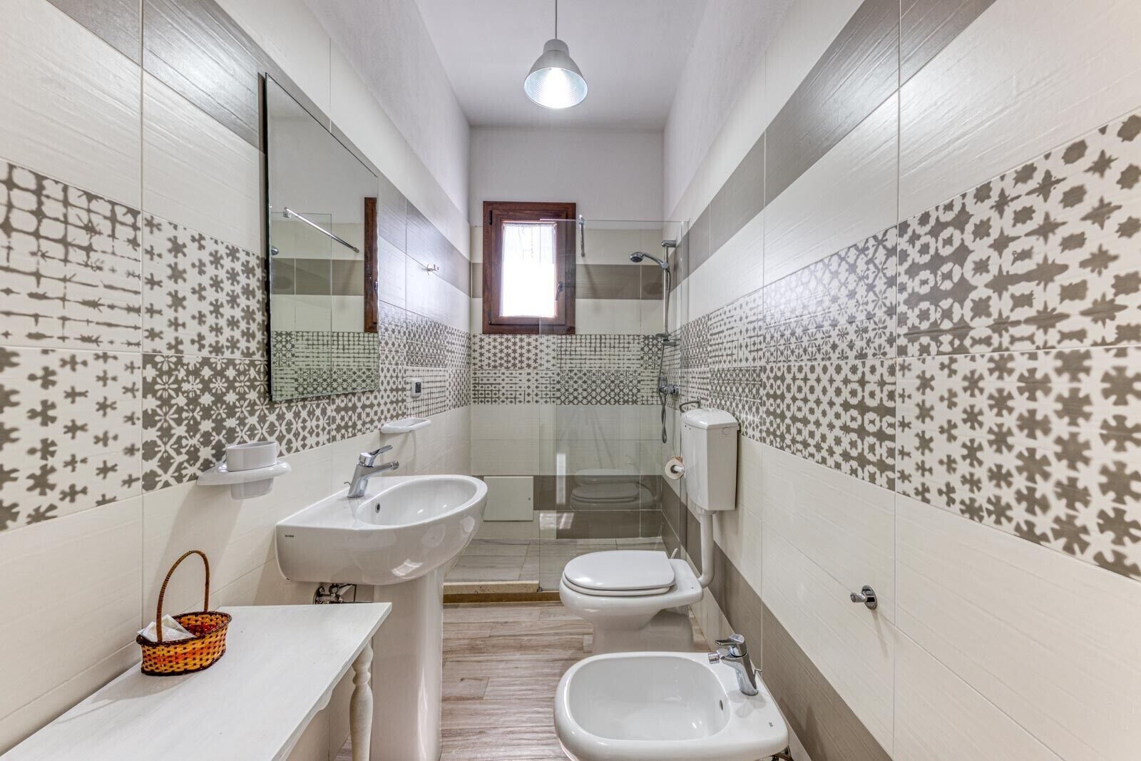 Een douche, een haardroger, handdoeken