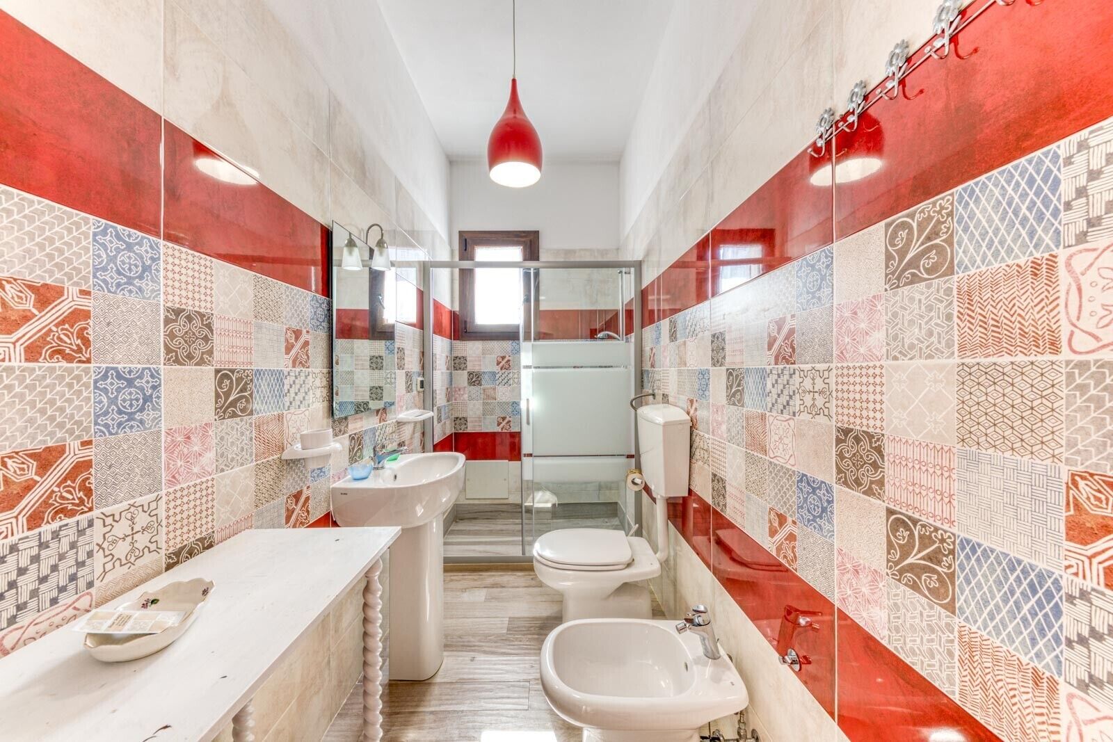 Douche, sèche-cheveux, serviettes fournies