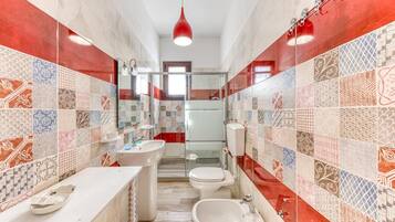 Douche, sèche-cheveux, serviettes fournies