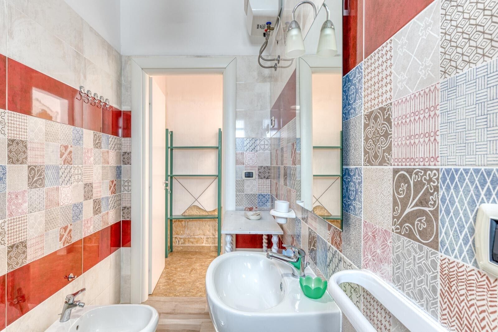 Douche, sèche-cheveux, serviettes fournies