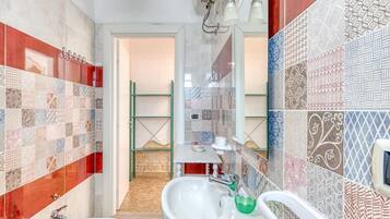 Douche, sèche-cheveux, serviettes fournies