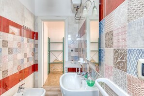 Douche, sèche-cheveux, serviettes fournies