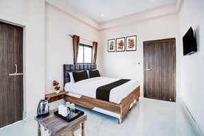 Desk, WiFi (free), bed sheets - Collection O Salori (Prayagraj)