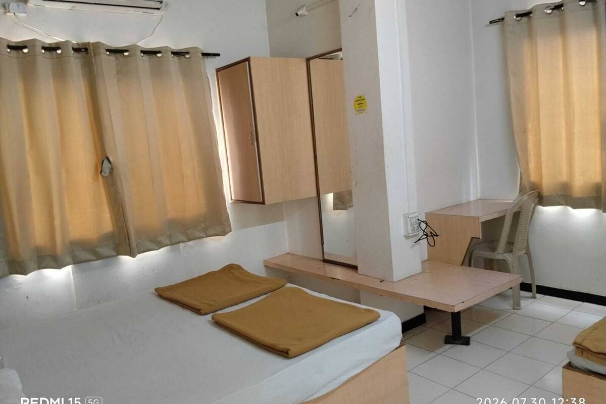 Triple Bed AC Room | Wifi gratis