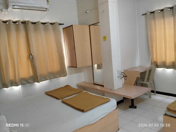 Triple Bed AC Room | Wifi gratis