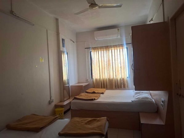 Four Bed AC Room | Truy cập Internet không dây miễn phí