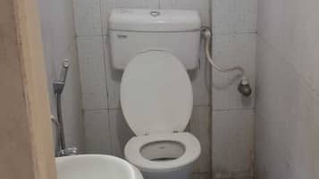Double Room | Bathroom | Free toiletries, towels, soap, shampoo