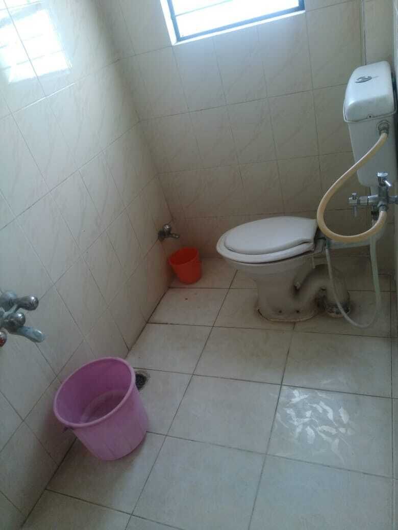 Four Bed Non AC Room | Badezimmer | Kostenlose Toilettenartikel, Handtücher, Seife, Shampoo