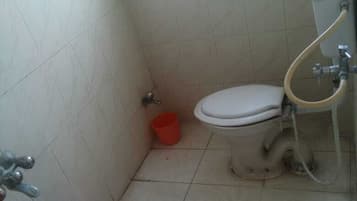 Four Bed Non AC Room | Baño | Artículos de higiene personal gratuitos, toallas, jabón y champú