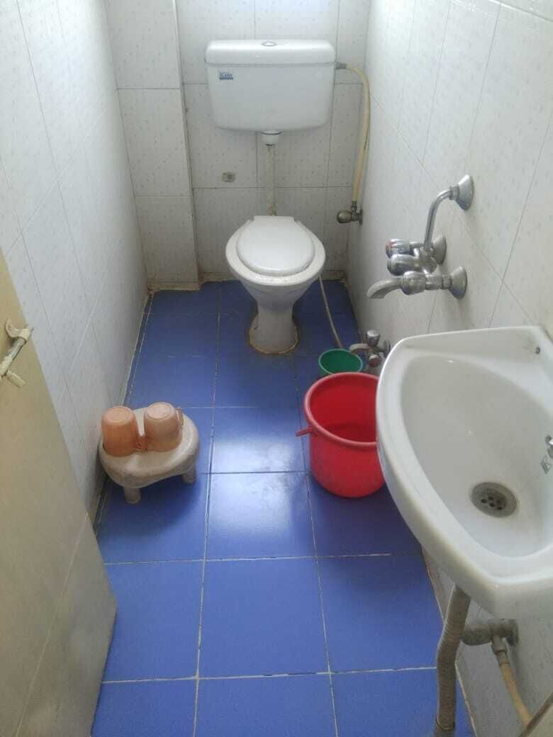 Four Bed Non AC Room | Baño | Amenidades de baño gratuitas, toallas, jabón, shampoo 