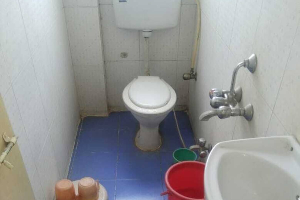 Four Bed Non AC Room | Phòng tắm | Đồ dùng nhà tắm miễn phí, khăn tắm, xà phòng, dầu gội 