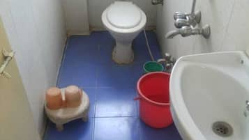 Eenvoudige vierpersoonskamer | Badkamer | Gratis toiletartikelen, handdoeken, zeep, shampoo