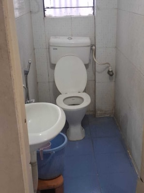 Habitació triple bàsica | Bany | Articles de tocador gratuïts, tovalloles, sabó i xampú 