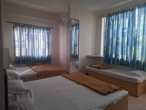 Five Bed Non AC Room | Wifi gratis