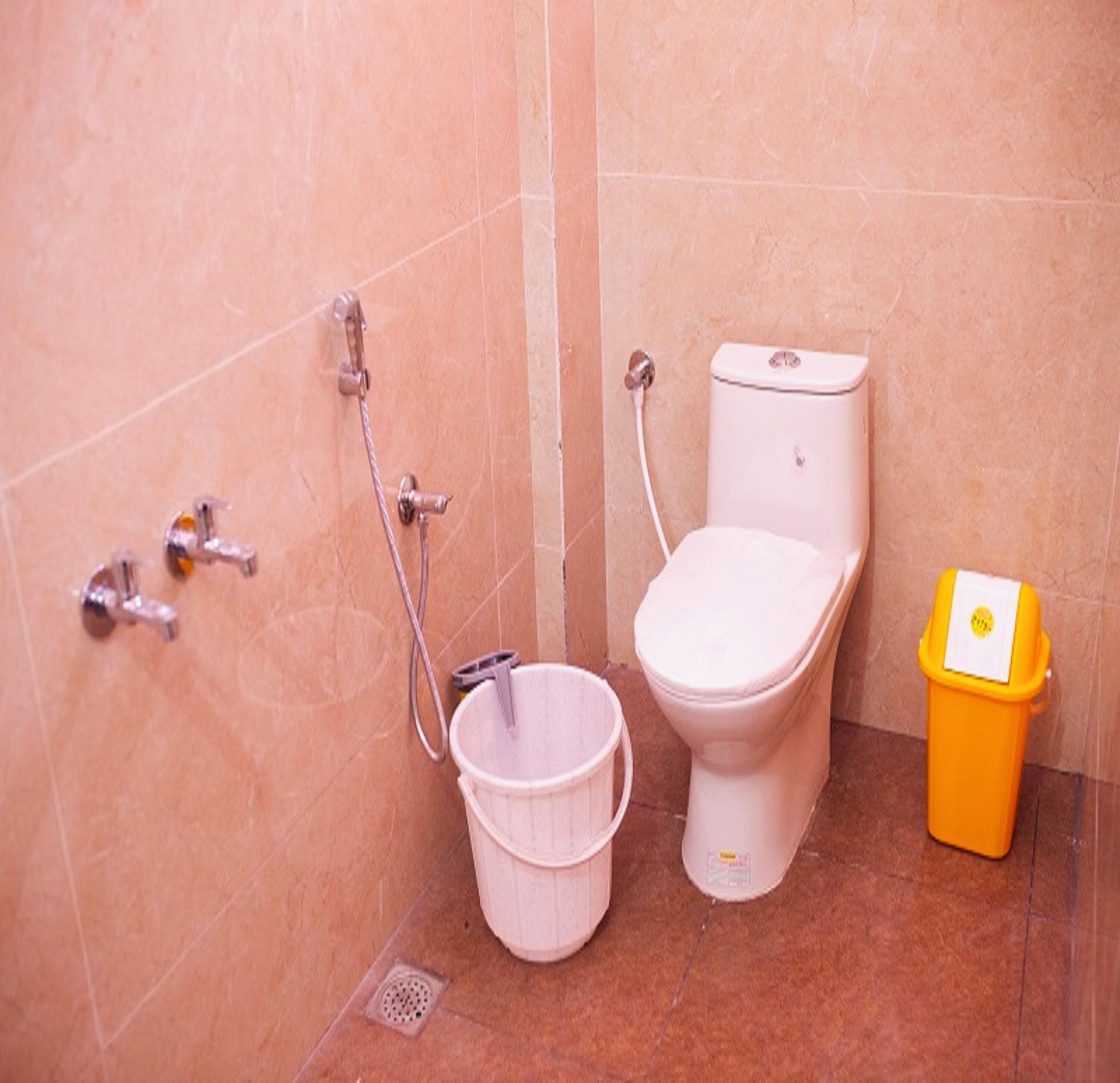 Chuveiro, toalhas de banho, sabonete, shampoo