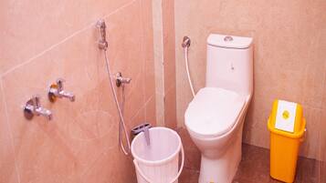 Chuveiro, toalhas de banho, sabonete, shampoo