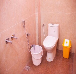 Shower, towels, soap, shampoo - Sri Siva Shankara Inn (Tiruvannamalai)