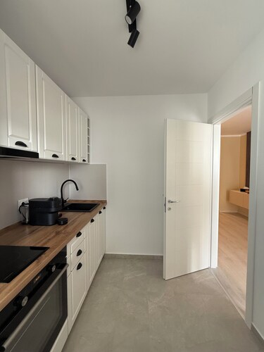 Green Pine Studio Hils Brauner - Free Parking - Nearby Metro Station