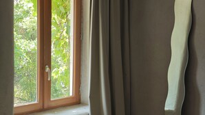 A room with a window, a curtain, and a textured wall. - Domaine du Moulin Français - Along the River (Champougny)