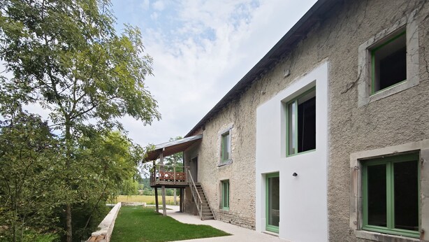 A modern house with a balcony, a stone facade, and a well-maintained lawn. - Domaine du Moulin Français - Along the River (Champougny)