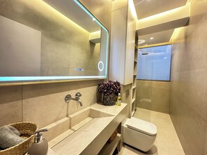 Bathroom - Vrbo Property (Joinville-le-Pont)