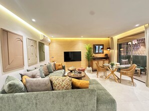 Living area - Vrbo Property (Joinville-le-Pont)